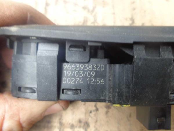 BOUTON LEVE VITRE CITROEN C4 PICASSO (4VITRES) - Vue 3